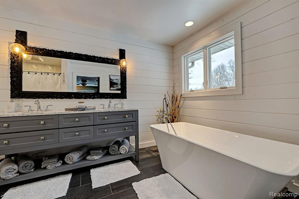 555 E RIDGE Drive, Ortonville, MI 48462 — Photo 33
