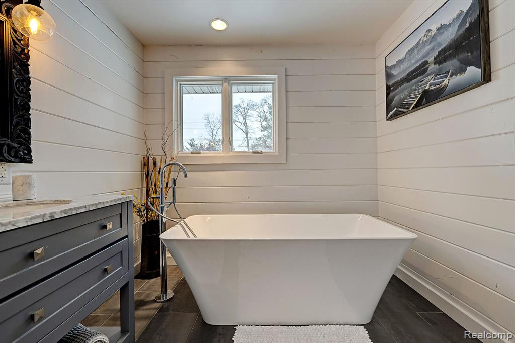 555 E RIDGE Drive, Ortonville, MI 48462 — Photo 34