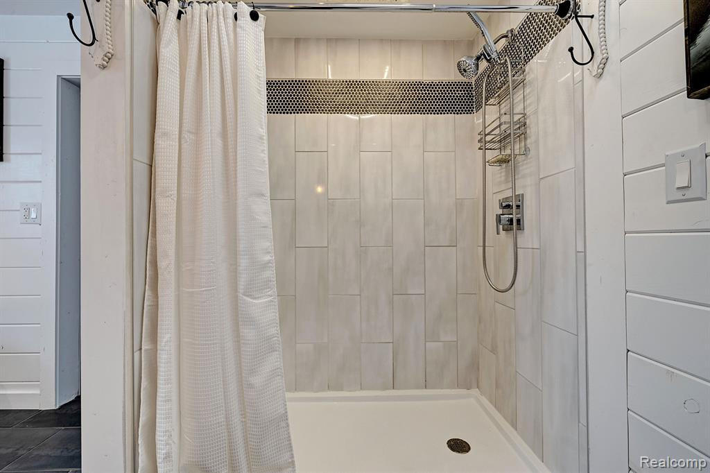 555 E RIDGE Drive, Ortonville, MI 48462 — Photo 36