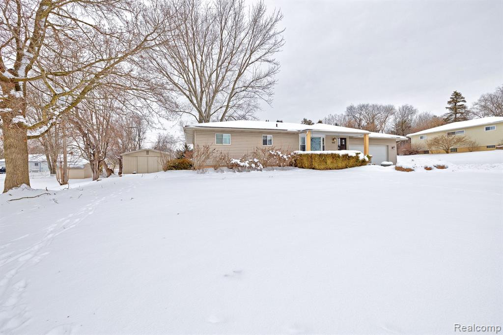 555 E RIDGE Drive, Ortonville, MI 48462 — Photo 52