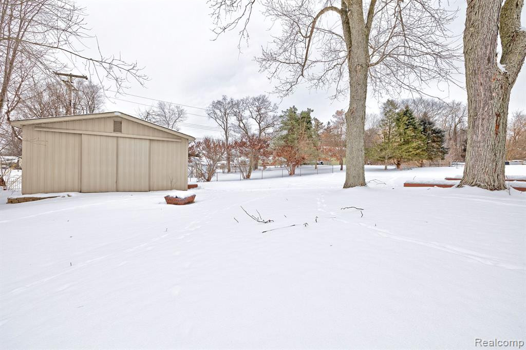 555 E RIDGE Drive, Ortonville, MI 48462 — Photo 54