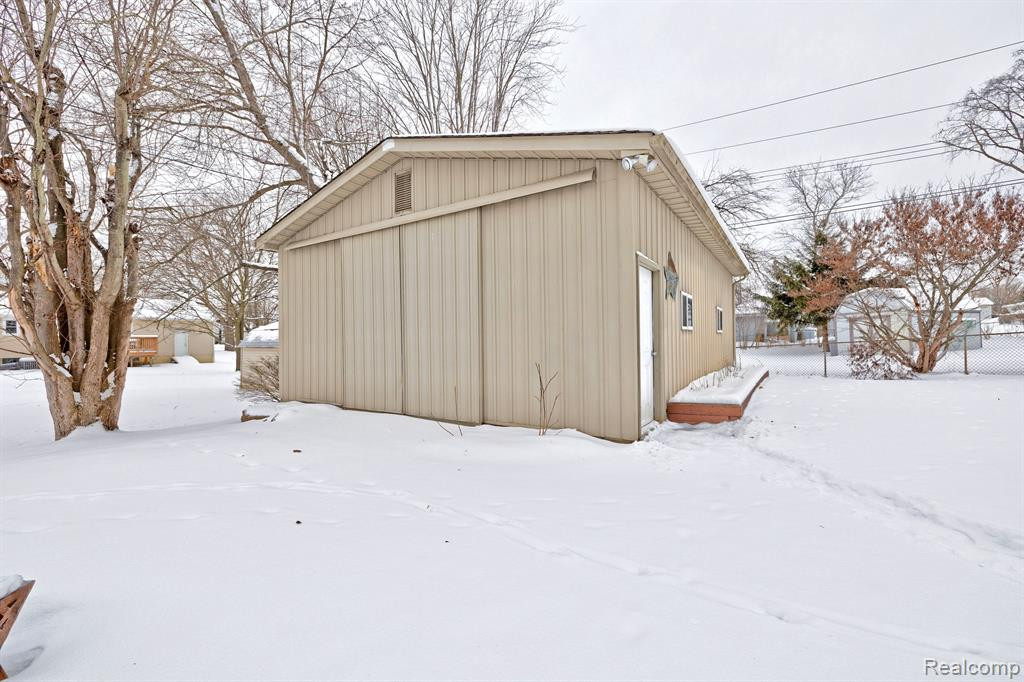 555 E RIDGE Drive, Ortonville, MI 48462 — Photo 55