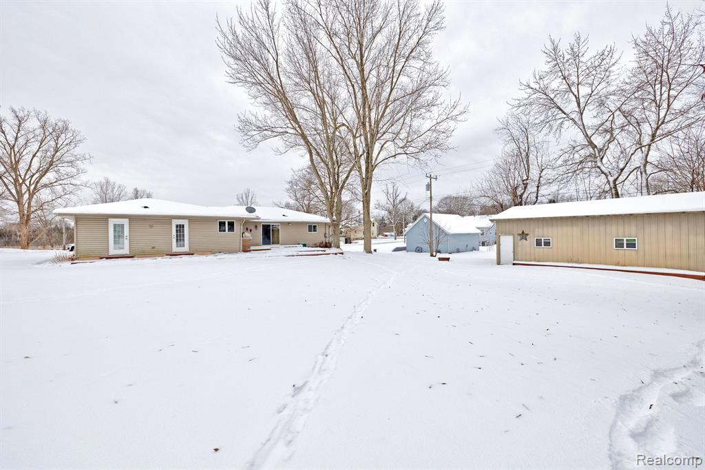 555 E RIDGE Drive, Ortonville, MI 48462 — Photo 57