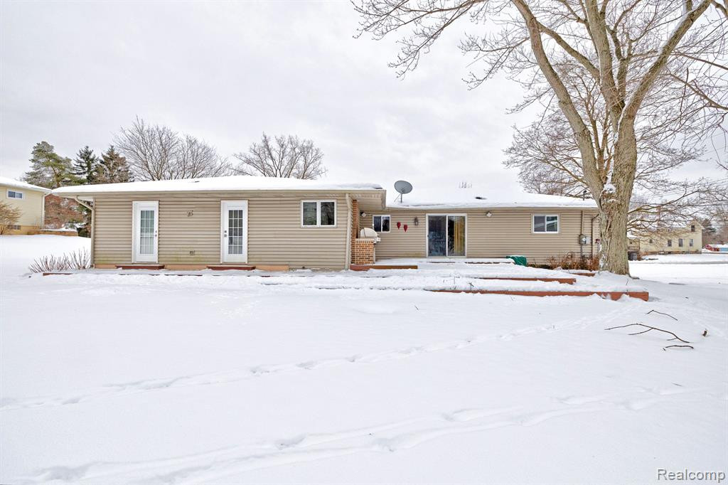 555 E RIDGE Drive, Ortonville, MI 48462 — Photo 58