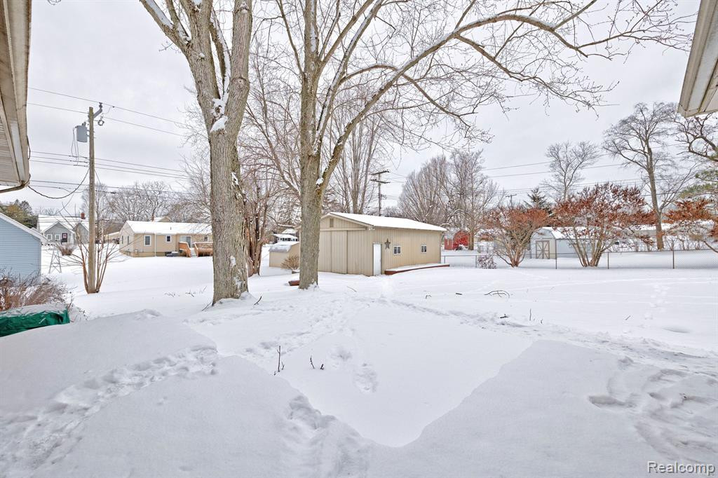 555 E RIDGE Drive, Ortonville, MI 48462 — Photo 60