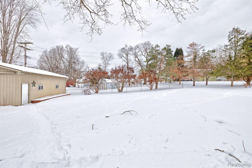 555 E RIDGE Drive, Ortonville, MI 48462 — Photo 61