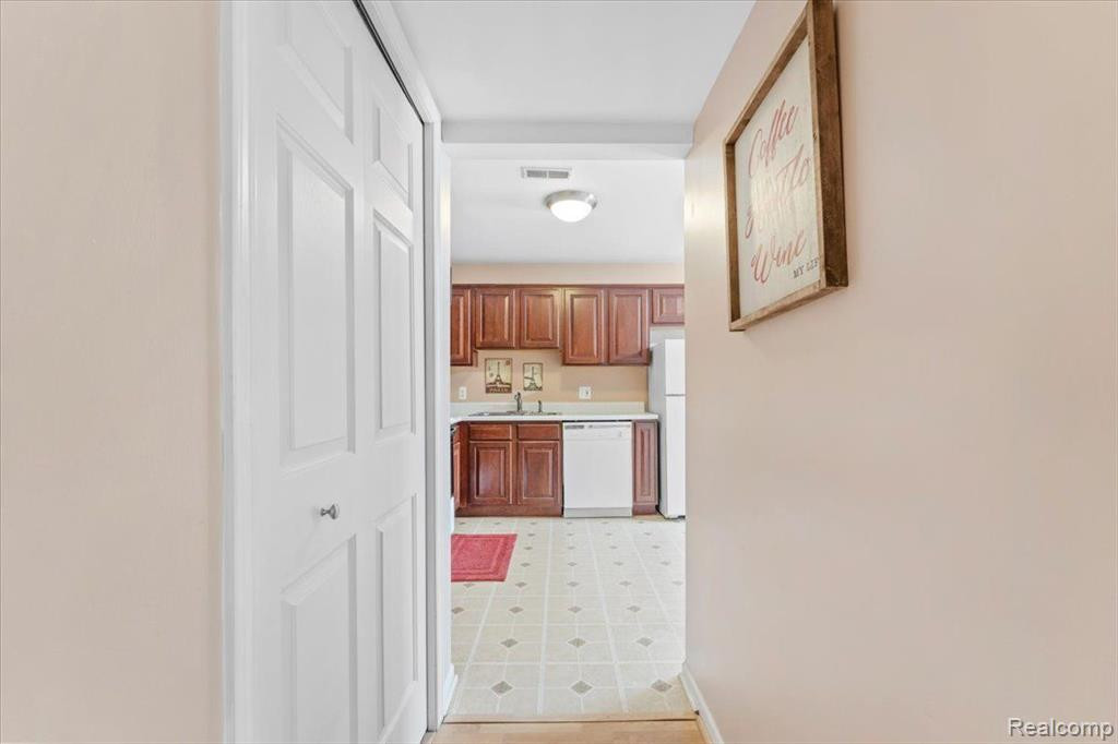 16401 TERRACE VILLAGE Drive, Taylor, MI 48180 — Photo 6