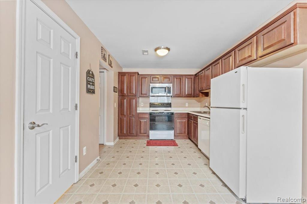 16401 TERRACE VILLAGE Drive, Taylor, MI 48180 — Photo 8