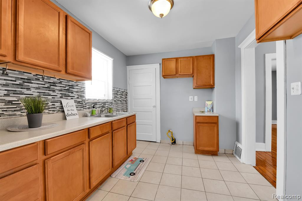 902 MELROSE Street, Pontiac, MI 48340 — Photo 12
