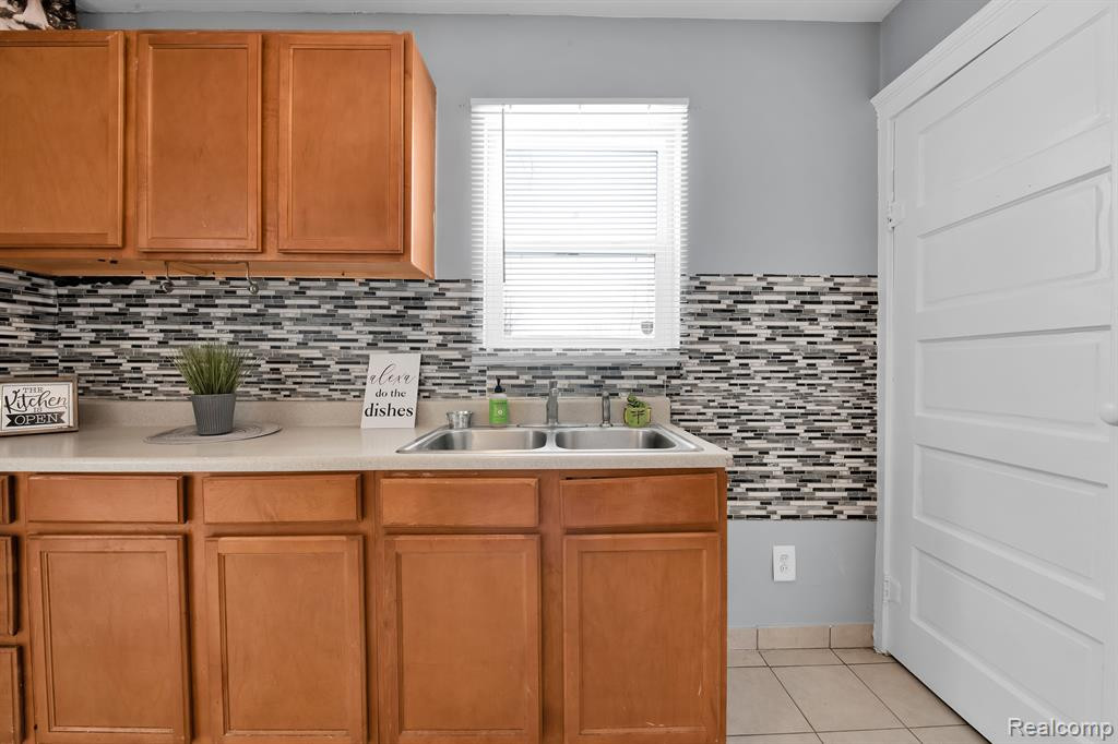 902 MELROSE Street, Pontiac, MI 48340 — Photo 13
