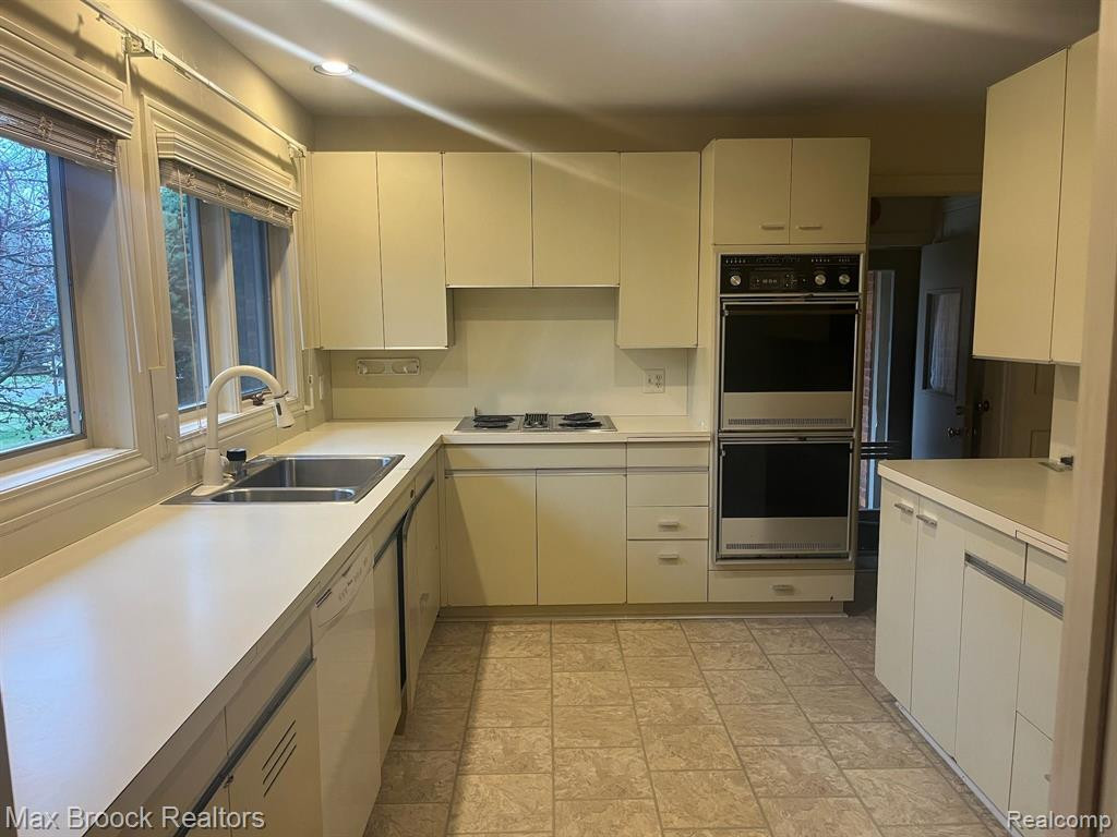 1082 STRATFORD Lane, Bloomfield Hills, MI 48304 — Photo 4