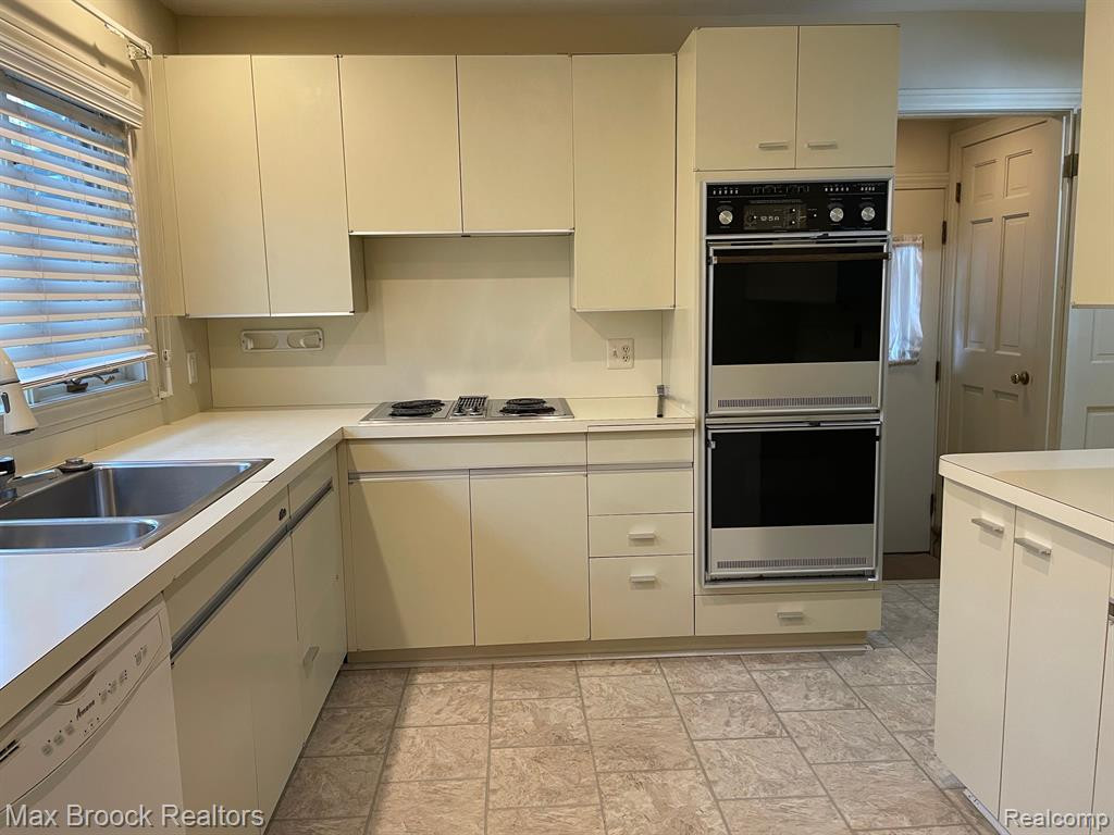 1082 STRATFORD Lane, Bloomfield Hills, MI 48304 — Photo 7