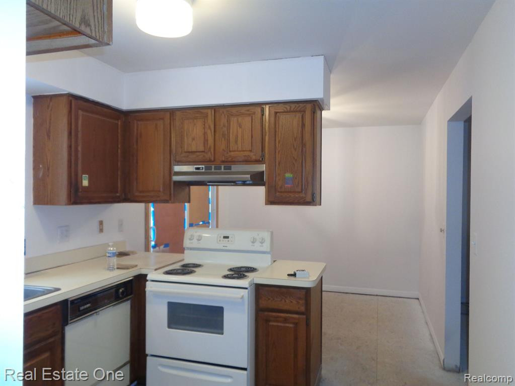 318 HAMPTON Court, South Lyon, MI 48178 — Photo 2