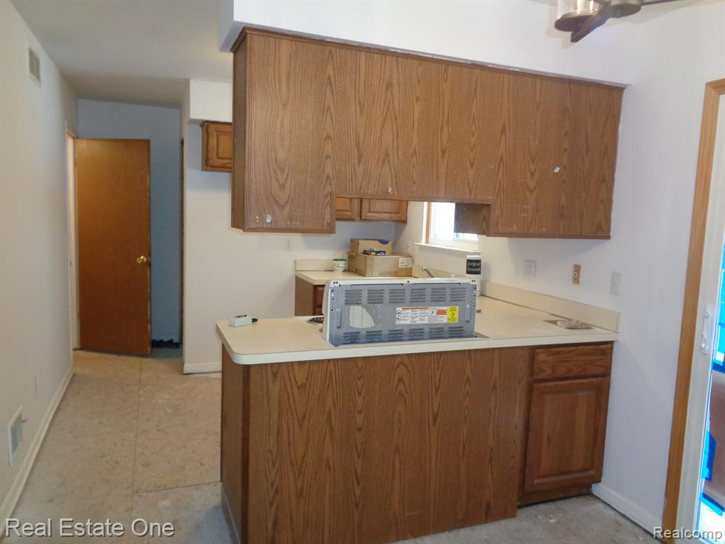 318 HAMPTON Court, South Lyon, MI 48178 — Photo 3