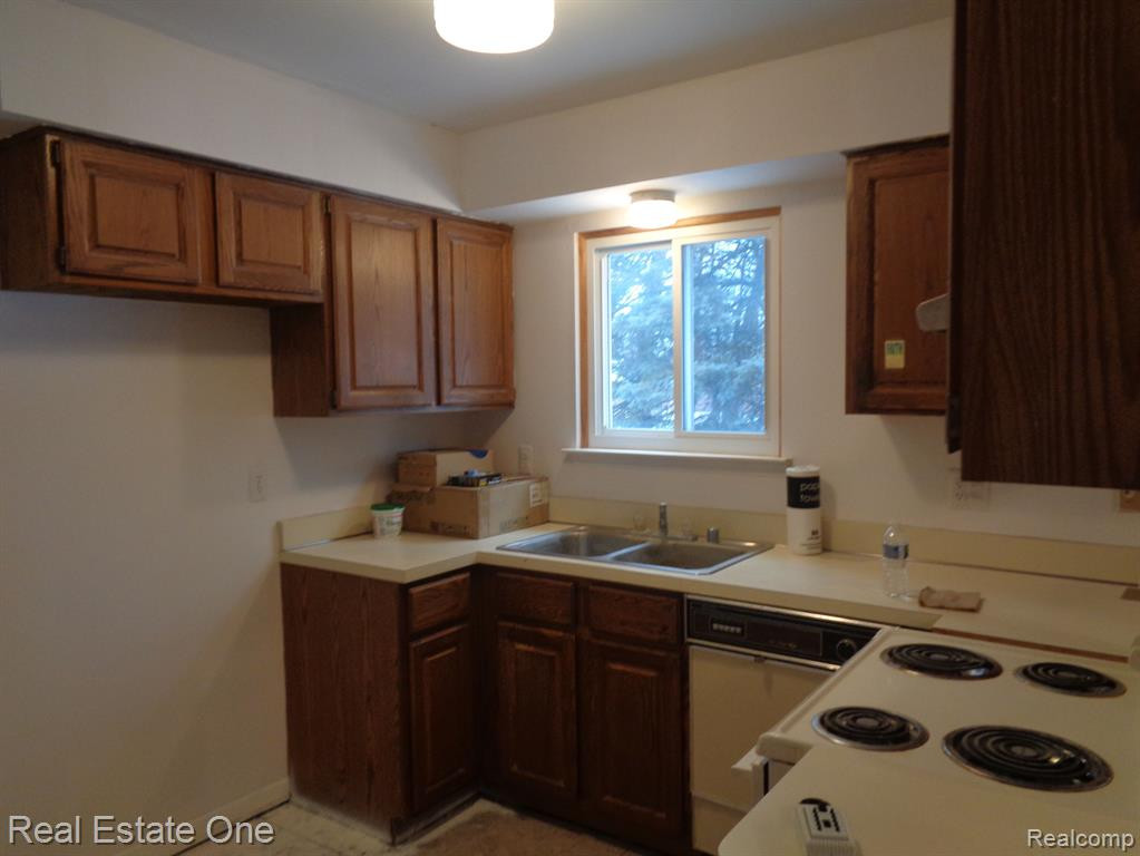318 HAMPTON Court, South Lyon, MI 48178 — Photo 5