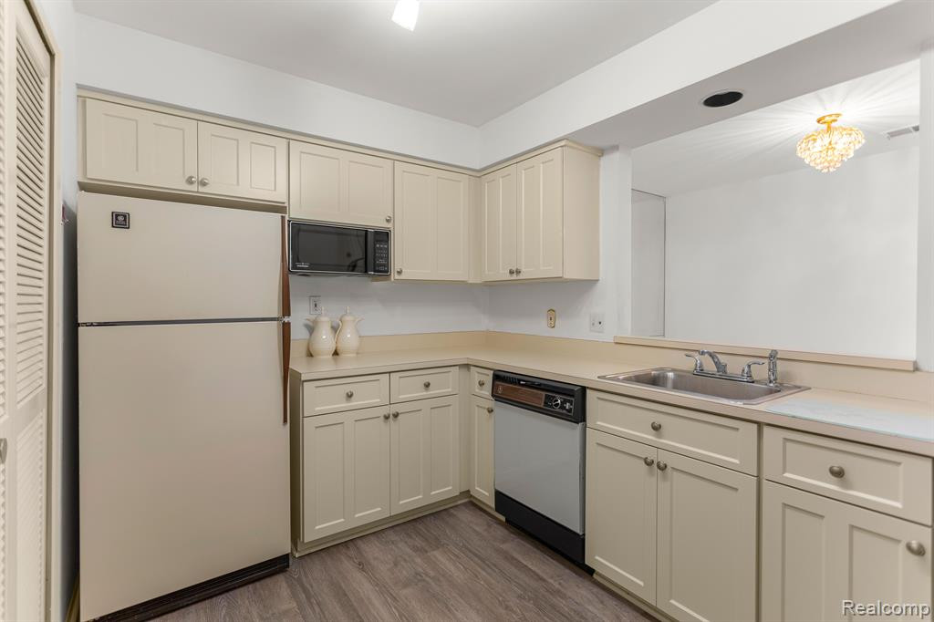 27360 EVERGREEN Road, Lathrup Village, MI 48076 — Photo 10