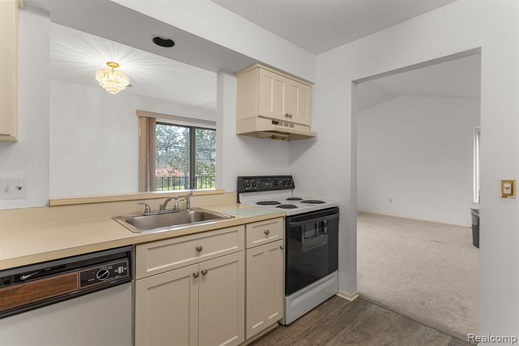 27360 EVERGREEN Road, Lathrup Village, MI 48076 — Photo 11