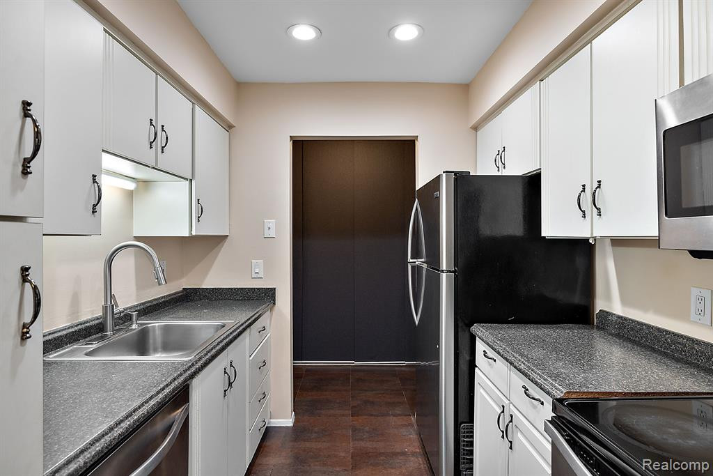30056 W 12 MILE Road, 81, Farmington Hills, MI 48334 — Photo 4