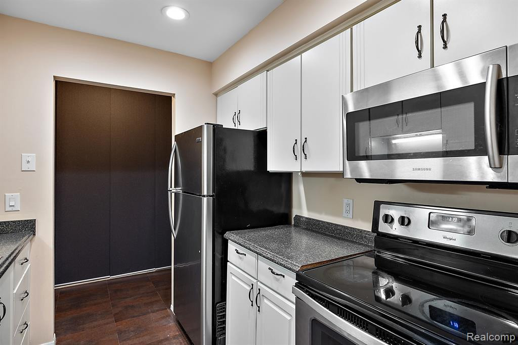 30056 W 12 MILE Road, 81, Farmington Hills, MI 48334 — Photo 5