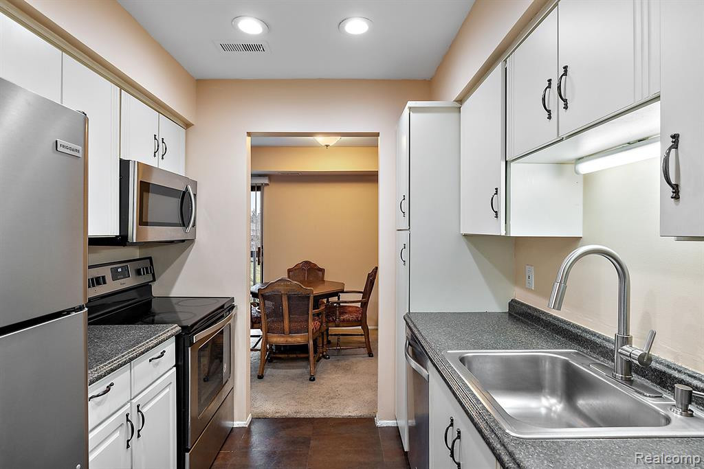 30056 W 12 MILE Road, 81, Farmington Hills, MI 48334 — Photo 6