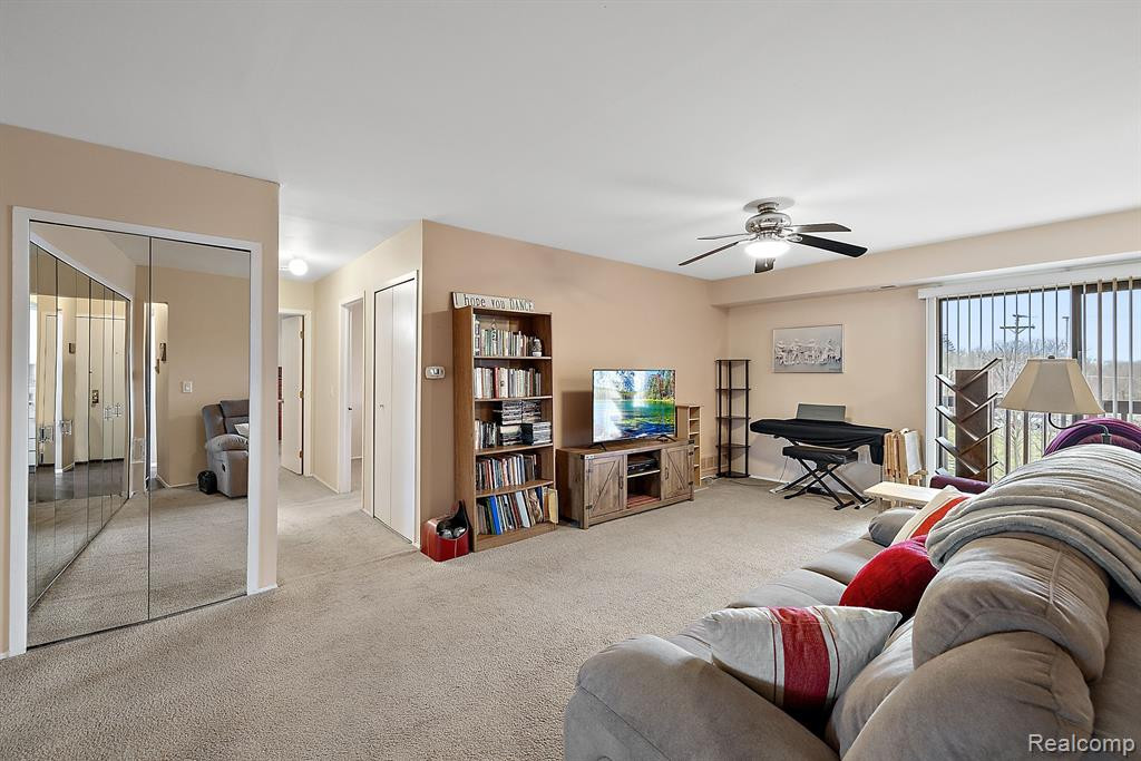 30056 W 12 MILE Road, 81, Farmington Hills, MI 48334 — Photo 11