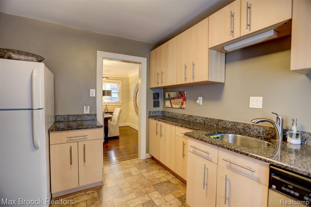 573 W BRECKENRIDGE Street, Ferndale, MI 48220 — Photo 10