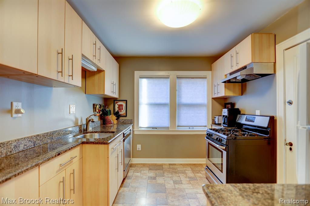 573 W BRECKENRIDGE Street, Ferndale, MI 48220 — Photo 11