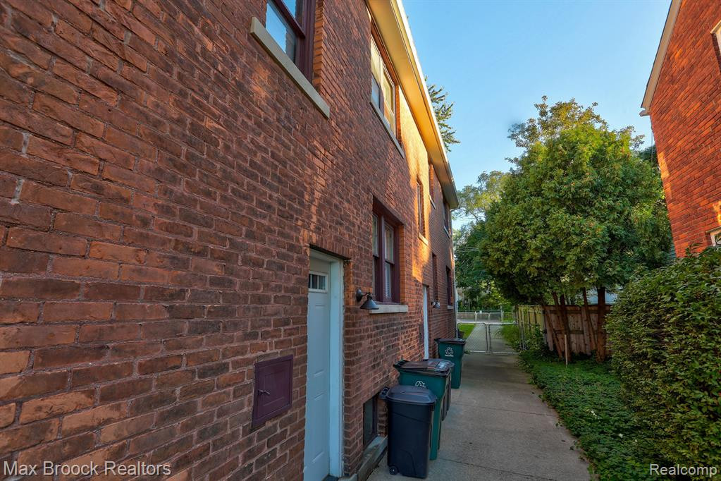 573 W BRECKENRIDGE Street, Ferndale, MI 48220 — Photo 23