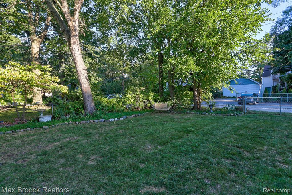 573 W BRECKENRIDGE Street, Ferndale, MI 48220 — Photo 25
