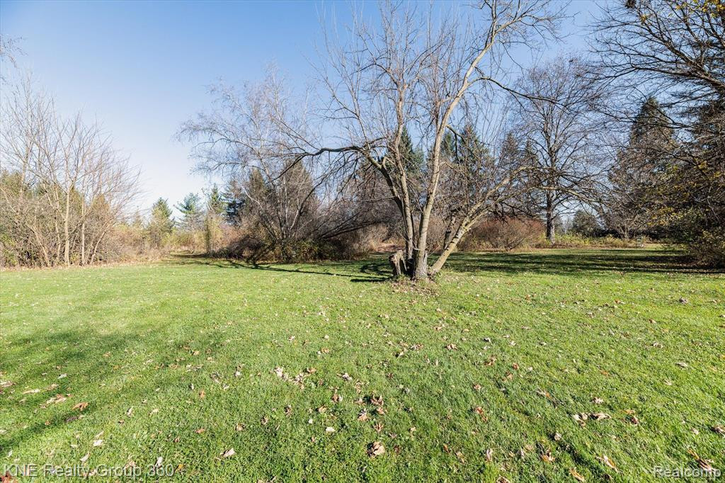 9118 CALKINS Road, Flint, MI 48532 — Photo 8