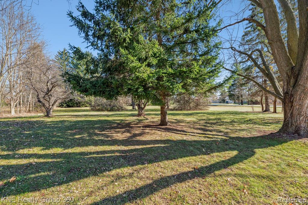 9118 CALKINS Road, Flint, MI 48532 — Photo 16