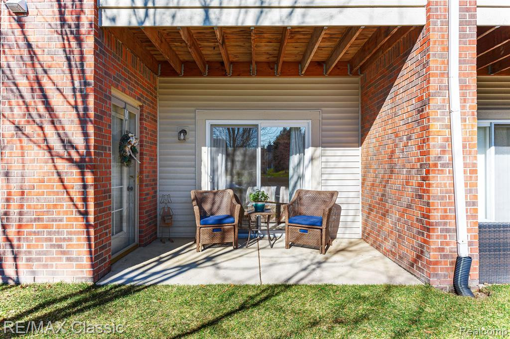 26105 Chesapeake Circle, Walled Lake, MI 48390 — Photo 2