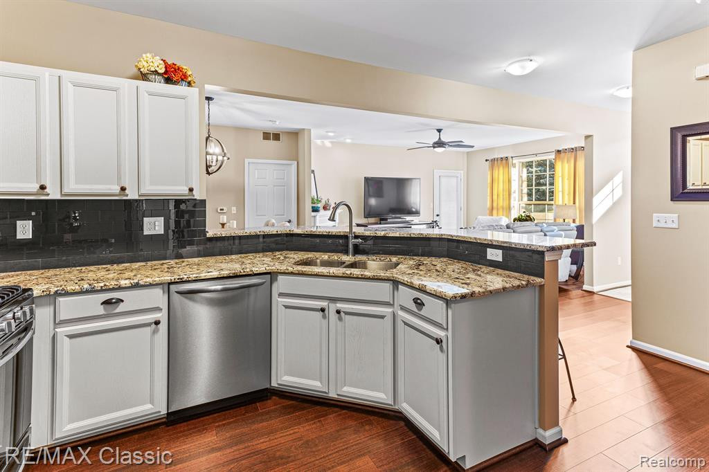 26105 Chesapeake Circle, Walled Lake, MI 48390 — Photo 11