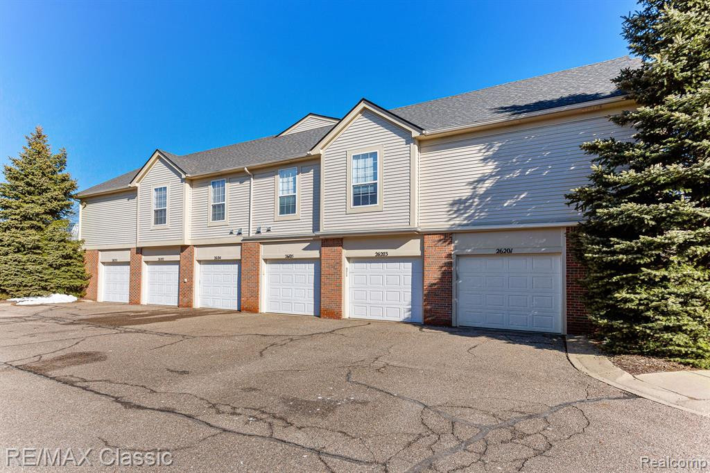 26105 Chesapeake Circle, Walled Lake, MI 48390 — Photo 28