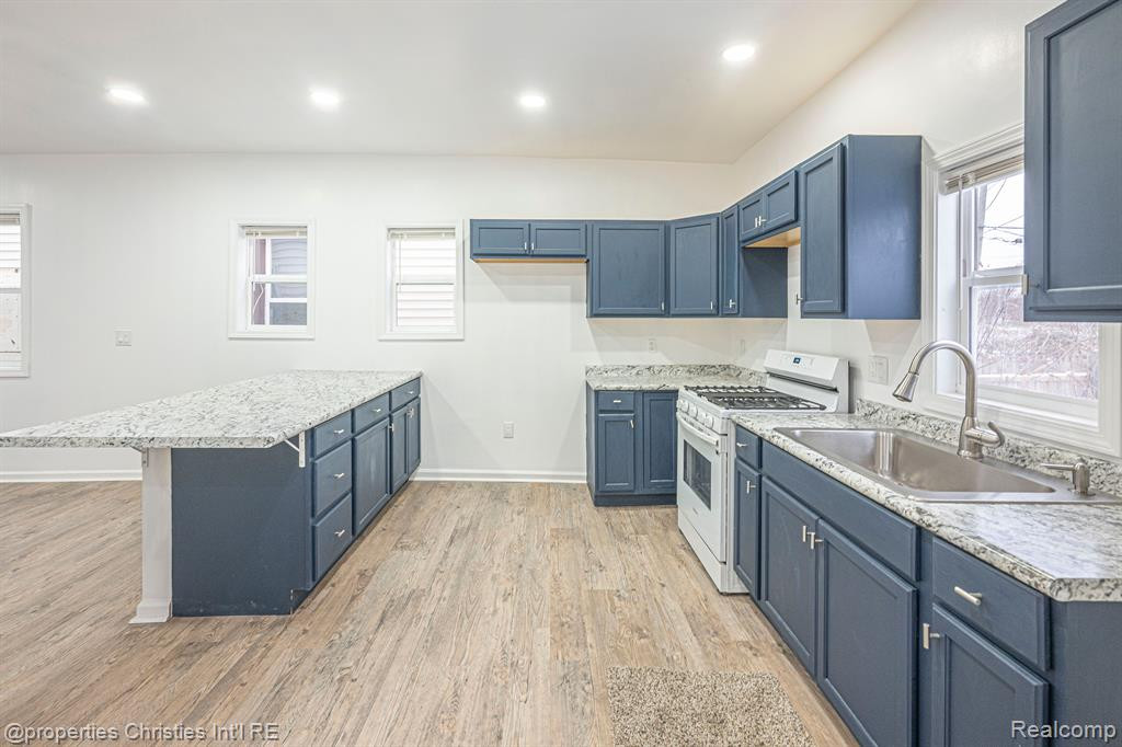 6241 HOLCOMB Street, Detroit, MI 48213 — Photo 10