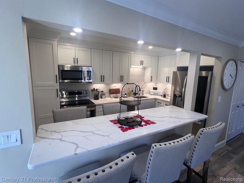 41609 BEDFORD Drive, Canton, MI 48187 — Photo 9