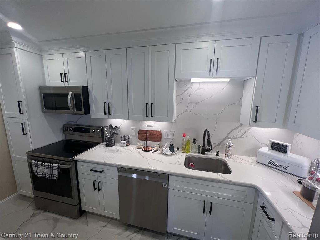 41609 BEDFORD Drive, Canton, MI 48187 — Photo 11