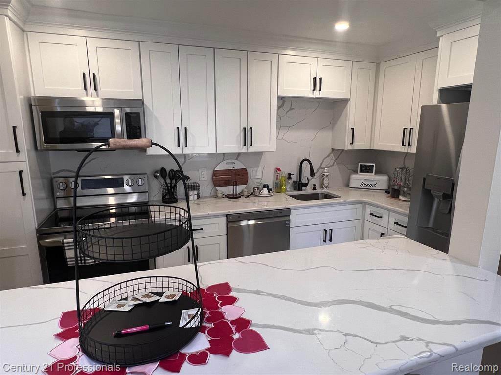 41609 BEDFORD Drive, Canton, MI 48187 — Photo 15