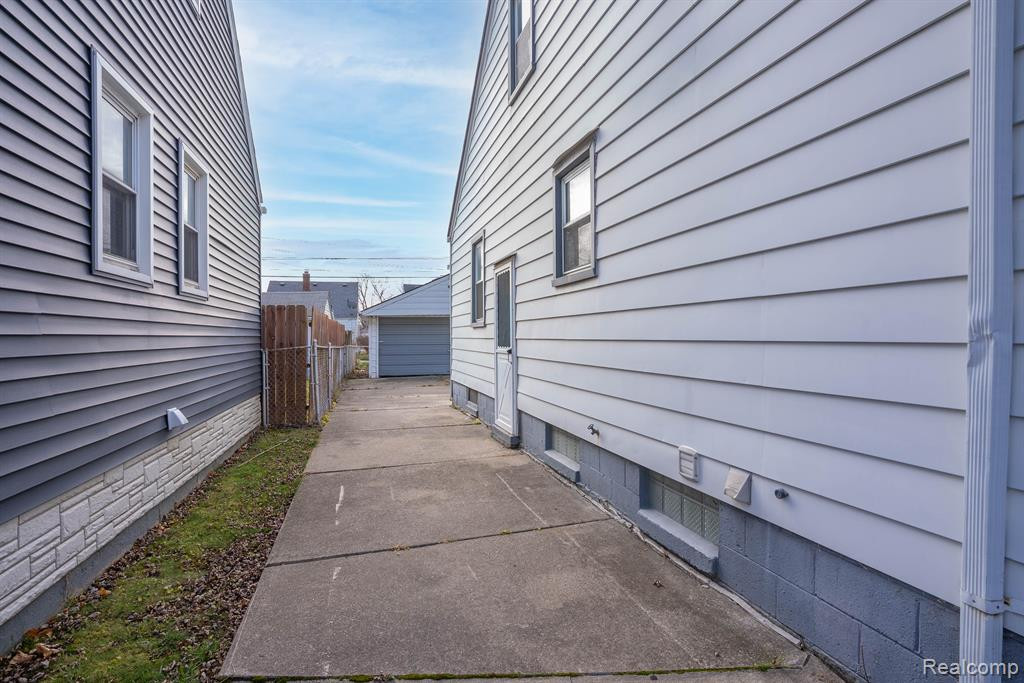611 CLEVELAND Avenue, Lincoln Park, MI 48146 — Photo 23