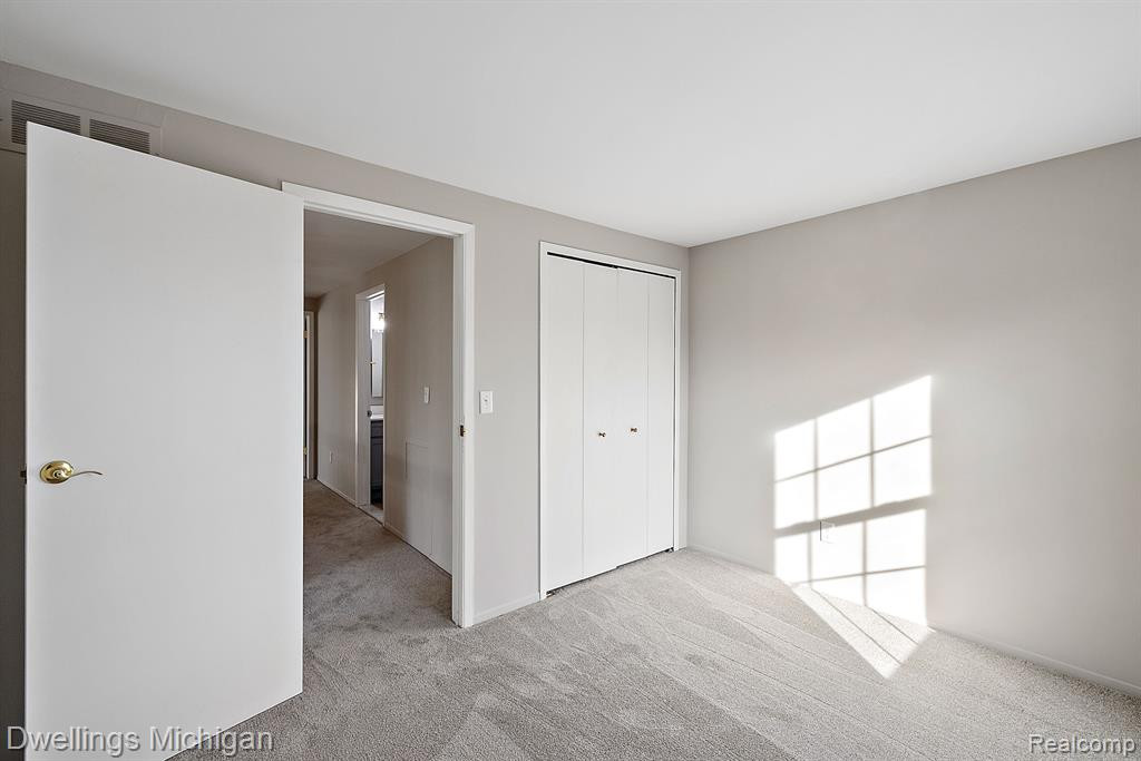 42194 ROSCOMMON Street, Northville, MI 48167 — Photo 34