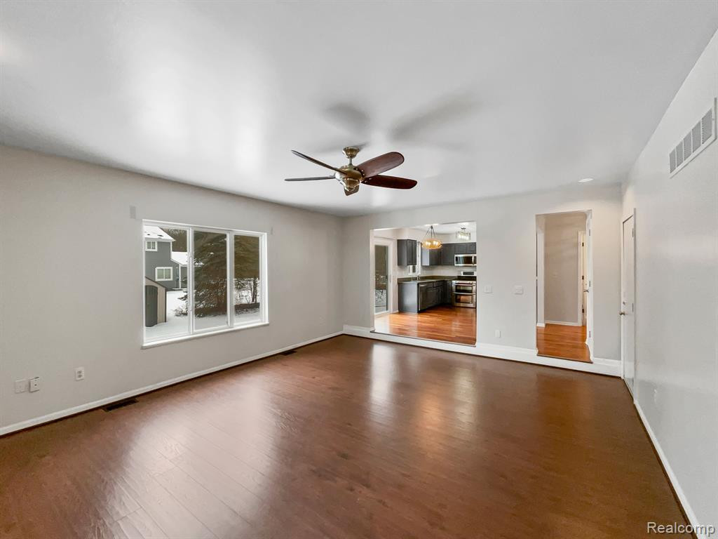 4203 SUNBURST Avenue, Waterford, MI 48329 — Photo 8