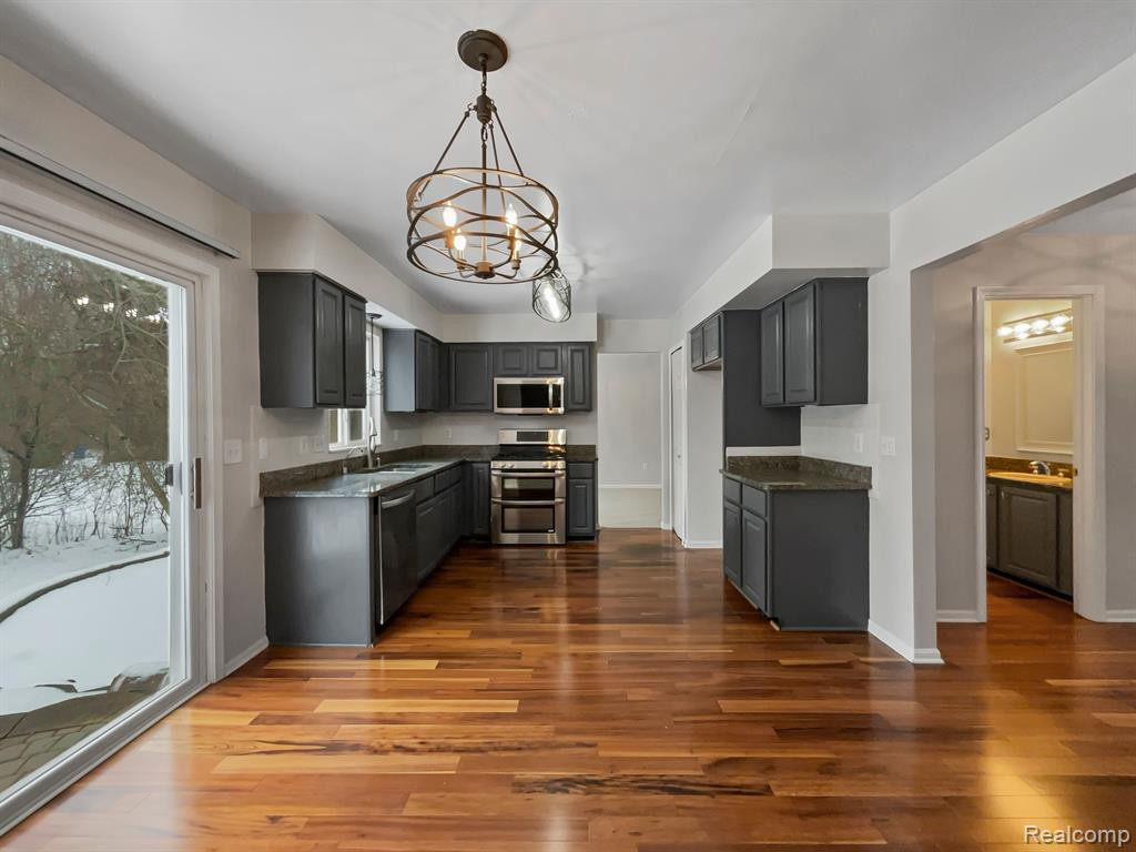 4203 SUNBURST Avenue, Waterford, MI 48329 — Photo 9