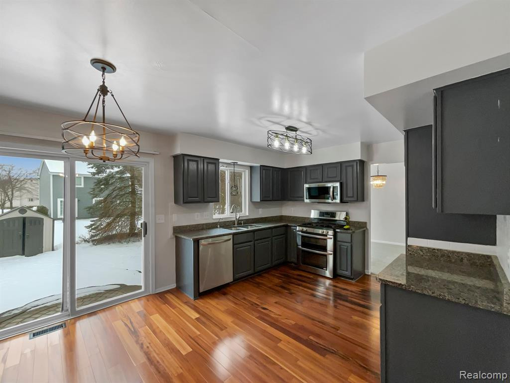 4203 SUNBURST Avenue, Waterford, MI 48329 — Photo 10
