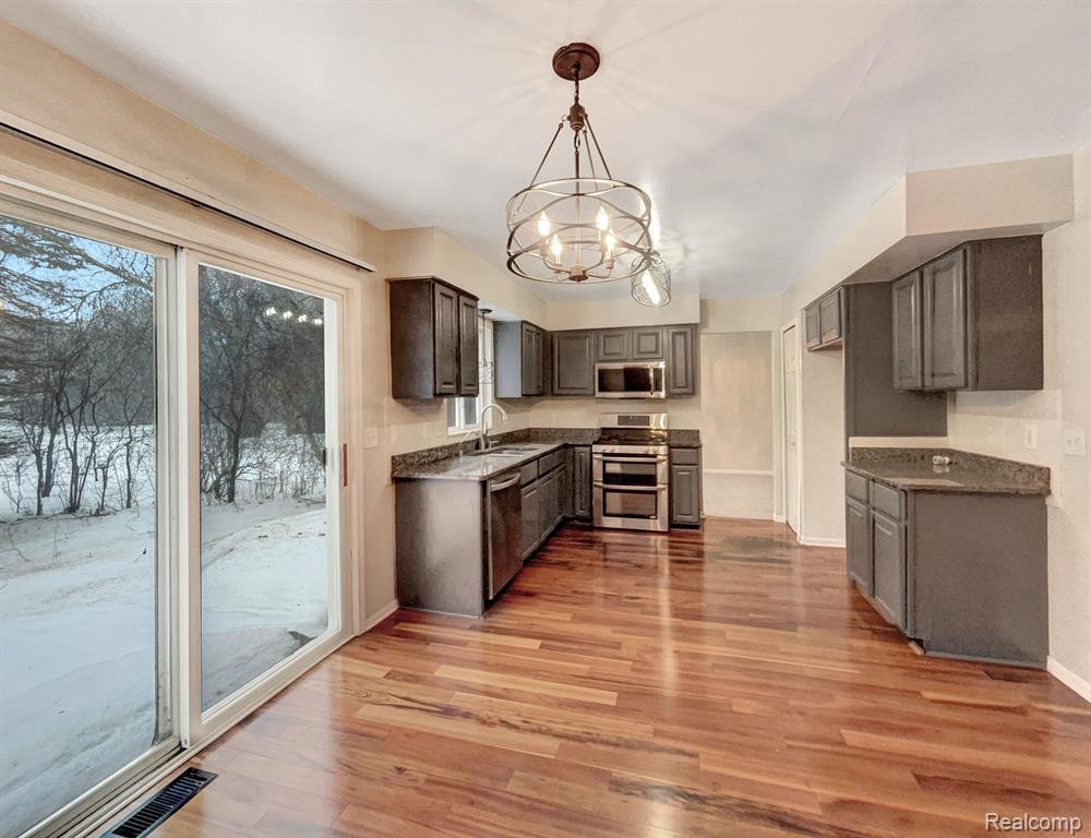 4203 SUNBURST Avenue, Waterford, MI 48329 — Photo 22