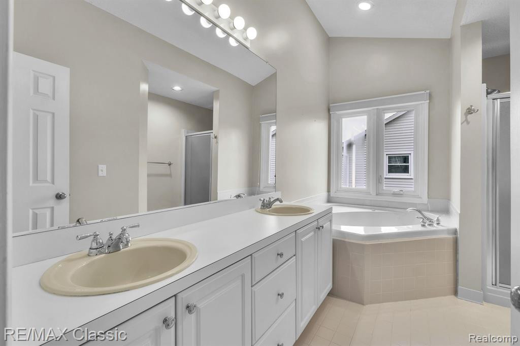 1458 S HIDDEN CREEK Drive, Saline, MI 48176 — Photo 33