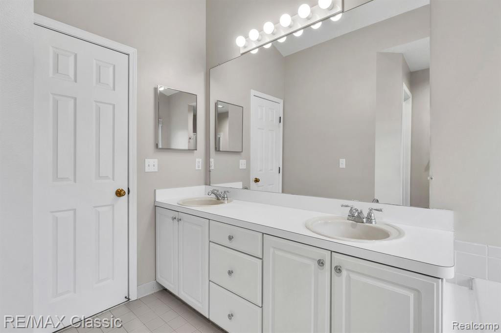 1458 S HIDDEN CREEK Drive, Saline, MI 48176 — Photo 35