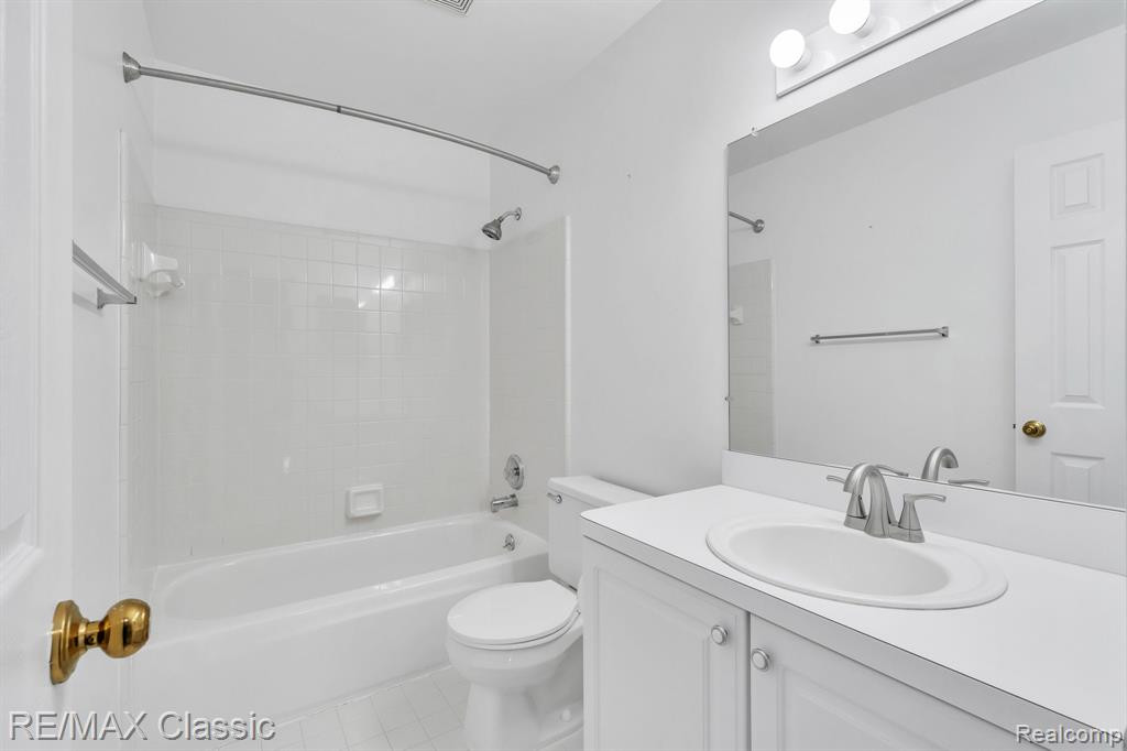 1458 S HIDDEN CREEK Drive, Saline, MI 48176 — Photo 42
