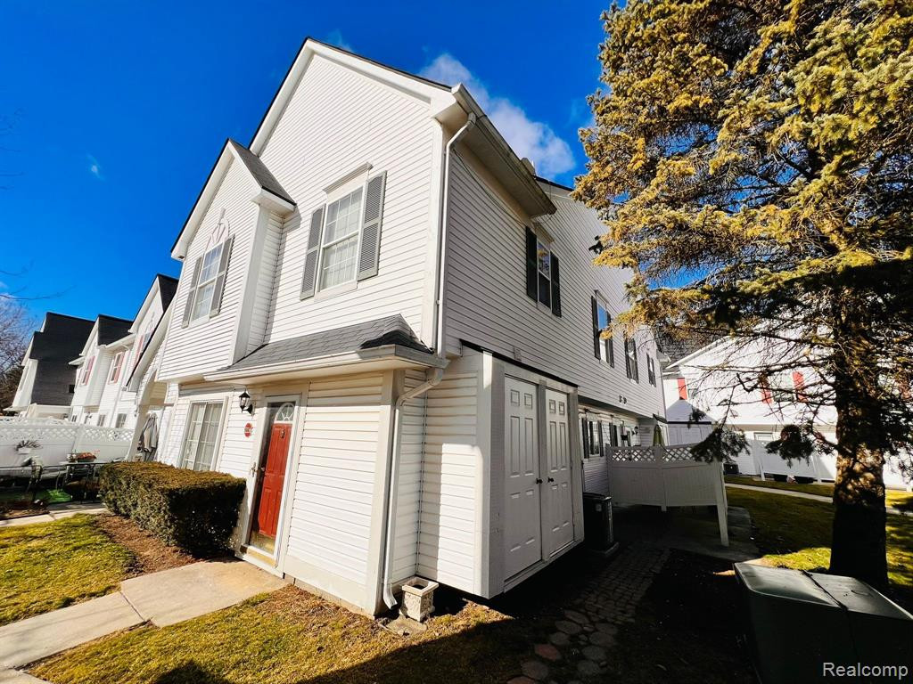 22236 CAPE COD Way, Farmington Hills, MI 48336 — Photo 2