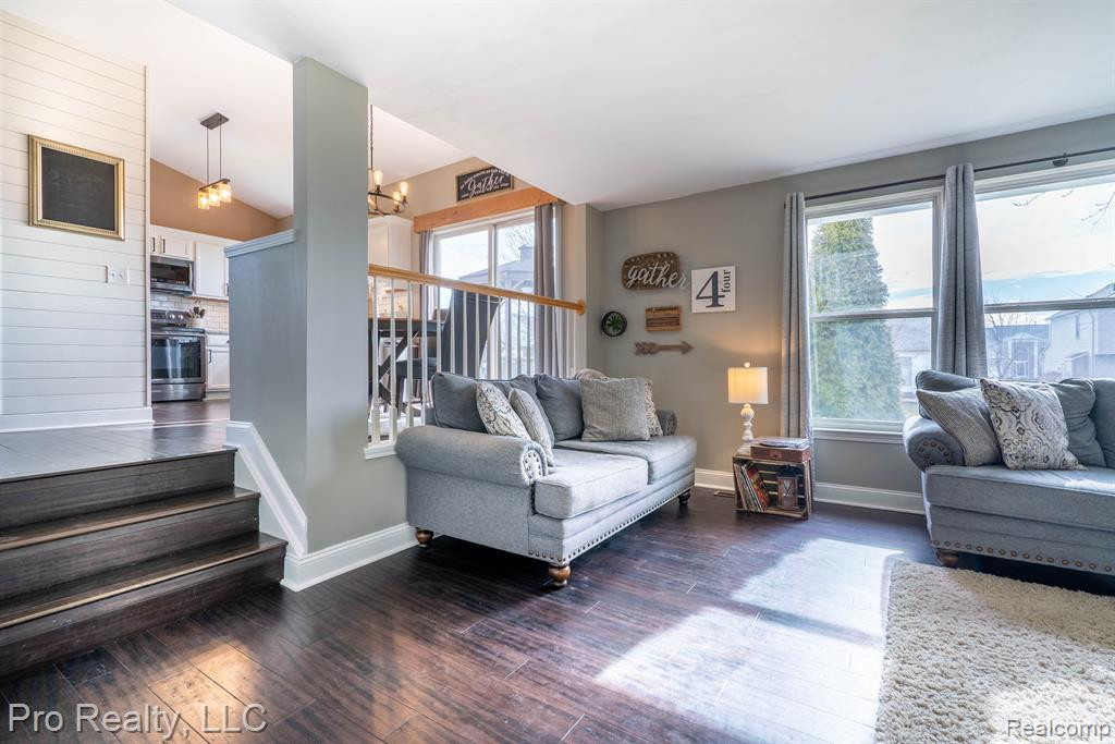 9980 W AVONDALE Circle, Ypsilanti, MI 48198 — Photo 2