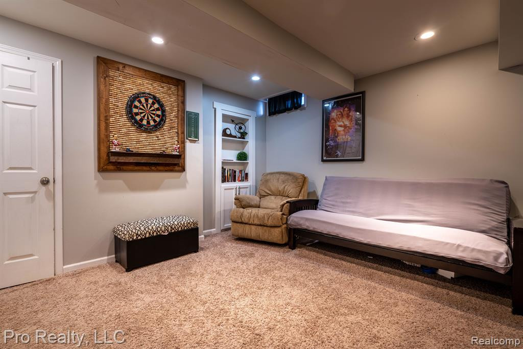 9980 W AVONDALE Circle, Ypsilanti, MI 48198 — Photo 21